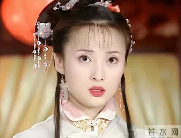 蒋勤勤也没想到，50岁痘痘不遮满脸富态的她，竟把超模的风头抢了