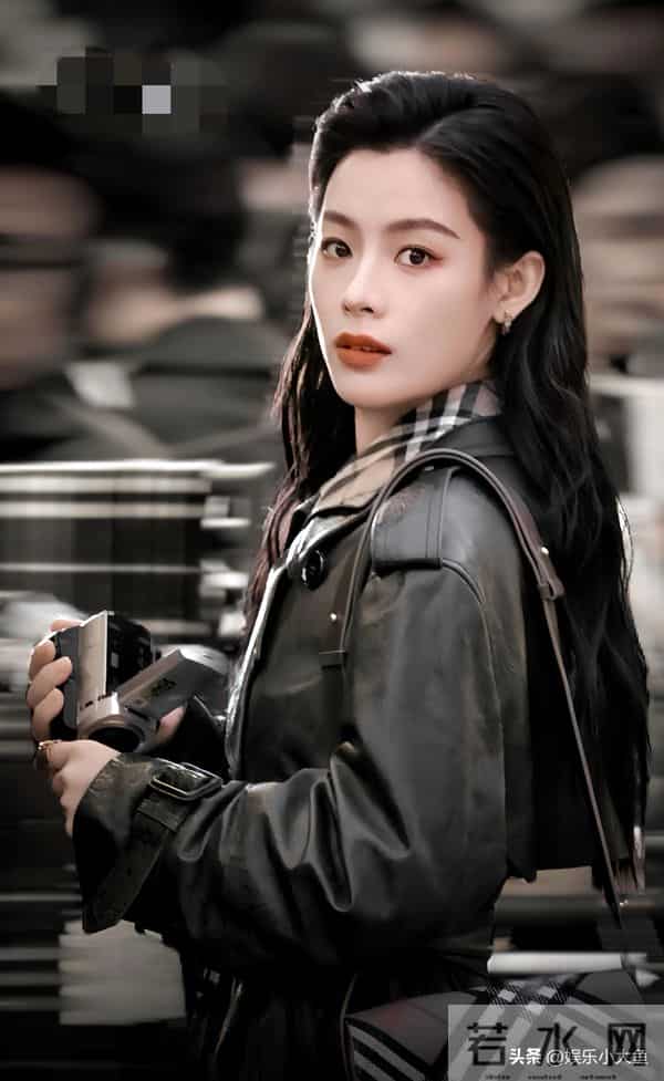 陈丽君现身精品店开幕活动，皮衣配湿发背头，刚柔并济的气质好美