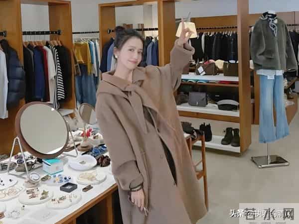 42岁佟丽娅和朋友逛街买衣服，她身穿毛呢大衣，扎丸子头好美