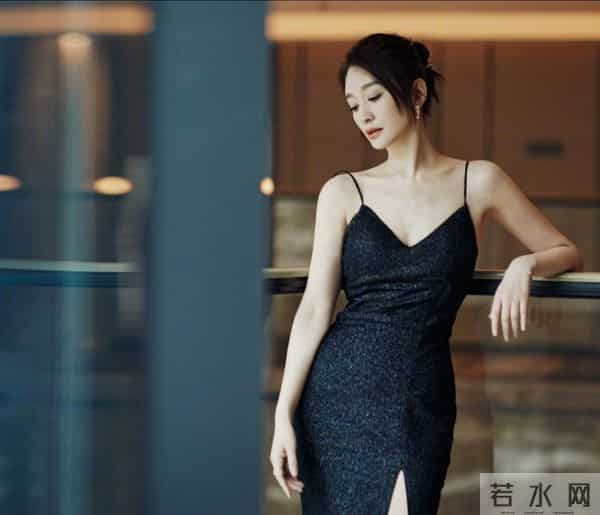 李小冉黑色吊带长裙，尽显婀娜身姿！