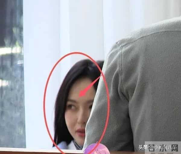 唐嫣复工照片曝光：肉眼可见的疲惫感，苹果肌和眼袋肿的不像话