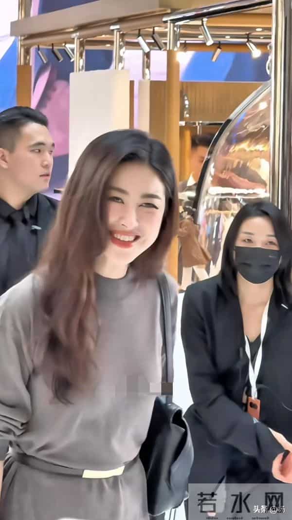 澳门偶遇朱珠，好明艳动人的一张脸！集风情万种，优雅知性于一身