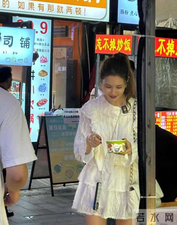 李多海在上海逛夜市，打扮像清纯女大学生，全程用中文和店家沟通