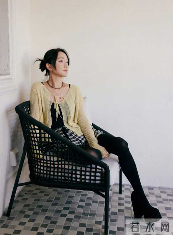 周迅短裤配黑丝袜，娇艳美丽！