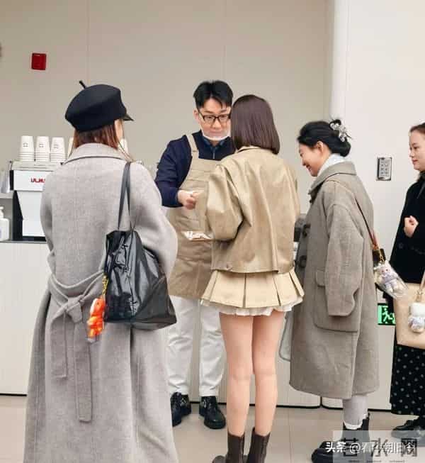36岁颖儿现身上海一家店铺喝咖啡，她穿着小短裙，露出两条美腿。