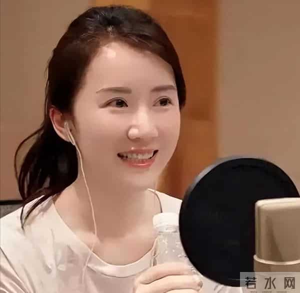 李念带3个孩子去美国，给13岁女儿买打折裙子，三代人同住大别墅