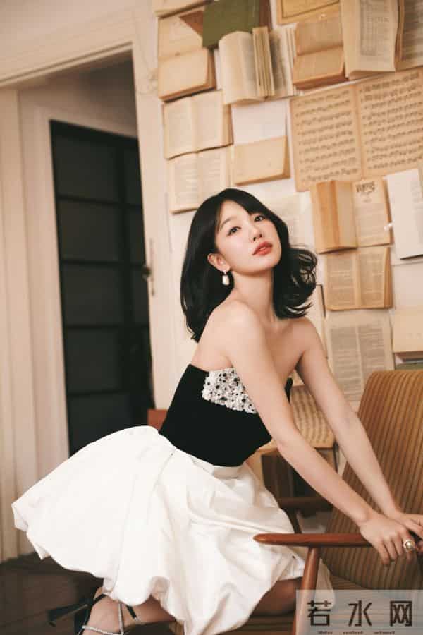 条纹椅撒娇：徐梦洁蓬蓬裙侧头笑