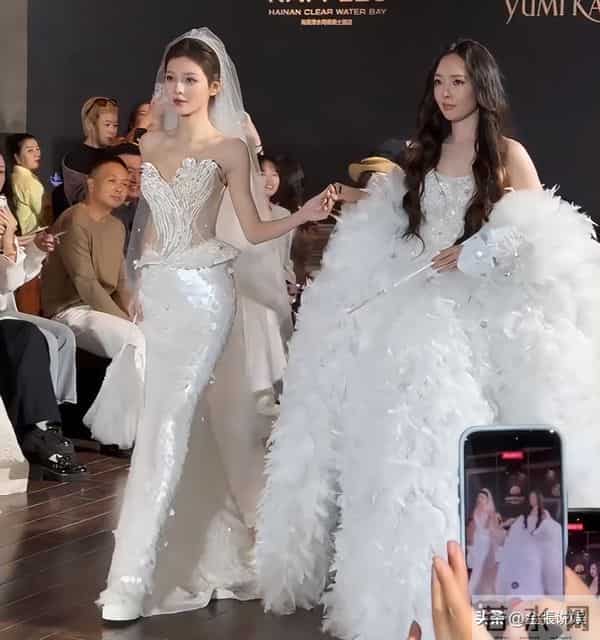 郭碧婷三亚走秀，双目无神被张予曦抢风头，曾曝女儿被同学孤立