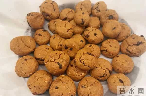 马伊琍女儿分享近照，戴外婆织的围巾五官像文章，自做饼干手艺好