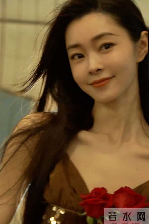 宋轶壁纸，手捧鲜花好美好灵动