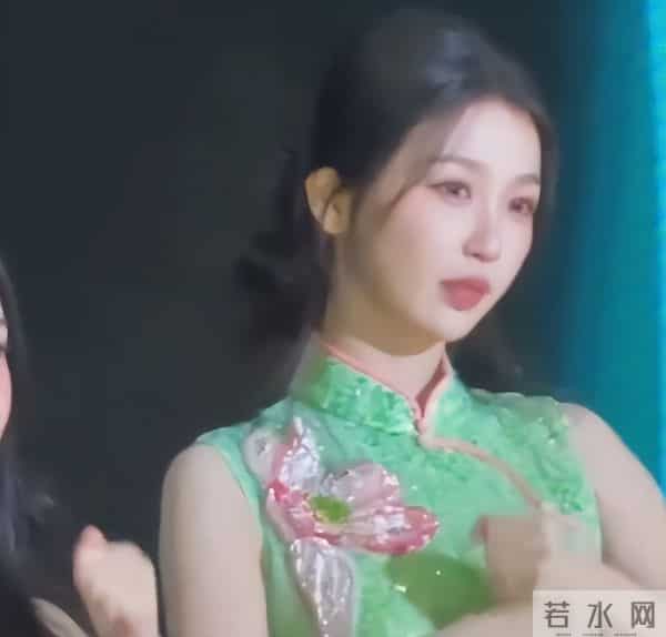 同样是奔三的女星，宋轶深夜素颜白到发光，虞书欣盛装出席被喷丑