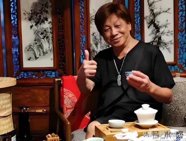“陈真”梁小龙：定居成都当老板，77岁身手矫健，儿女双全很幸福