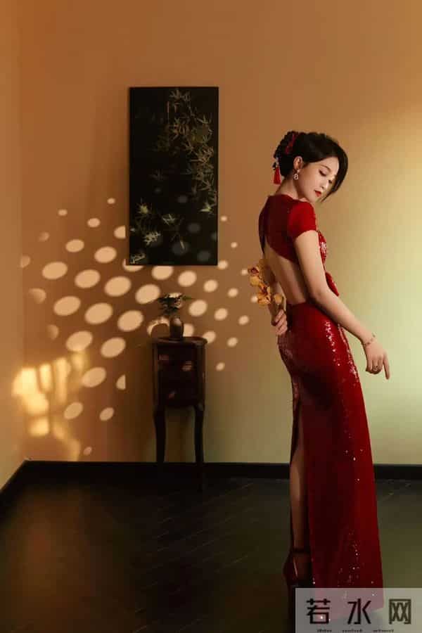蓝盈莹｜红裙露背装杀疯了！中式氛围感美到失语