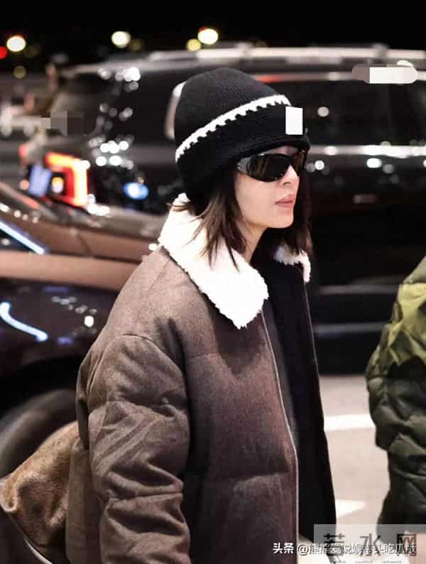 辛芷蕾机场私服真时髦！短款羽绒服+阔腿裤+针织帽，洋气又高级！