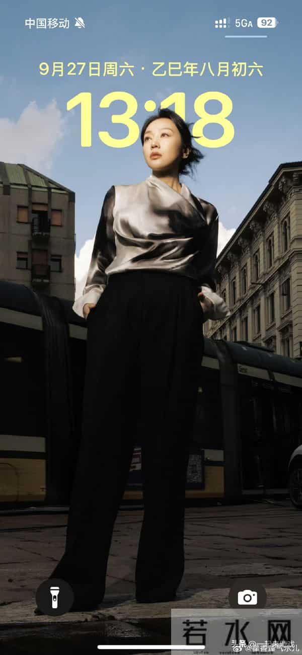 闫妮笑起来的梨涡依旧,眼神清澈明亮,美得如此真实、自然的女神