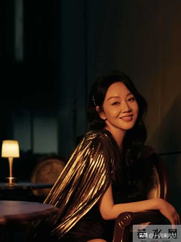 闫妮笑起来的梨涡依旧,眼神清澈明亮,美得如此真实、自然的女神