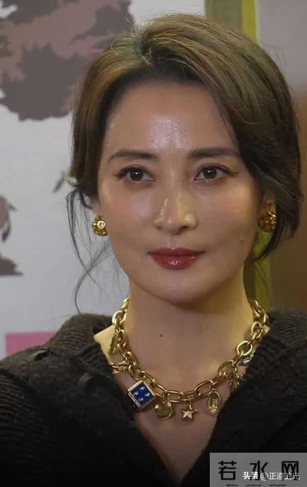 50岁蒋勤勤油光满面 皮肤粗糙 毛孔粗大 腚大肩宽显魁梧 另类一裤两穿