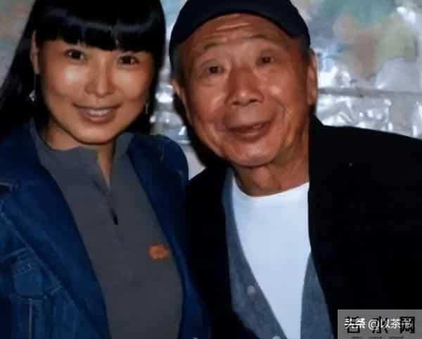 原来他已去世11年，早年恋情精彩52岁才结婚，遗孀比他小23岁