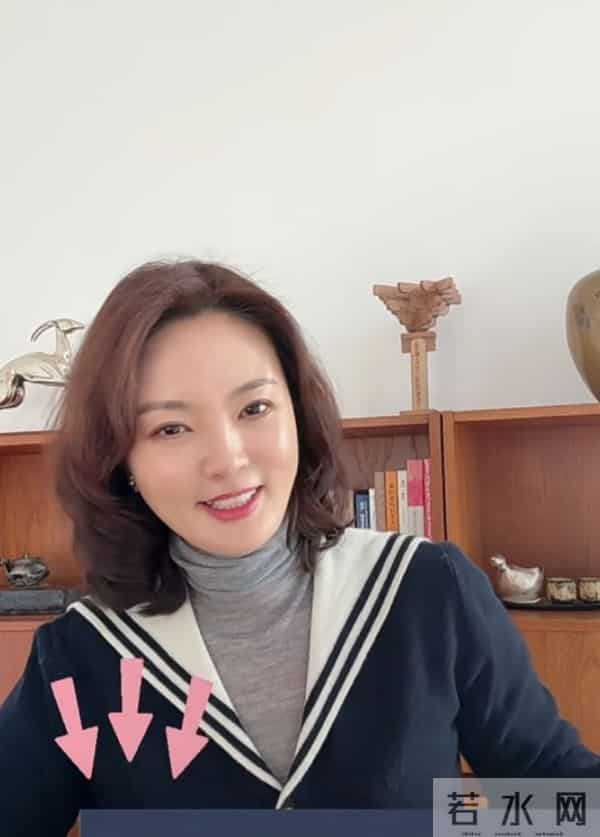 刘芳菲学院风穿搭出镜，卷发搭海军领开衫，优雅又精致