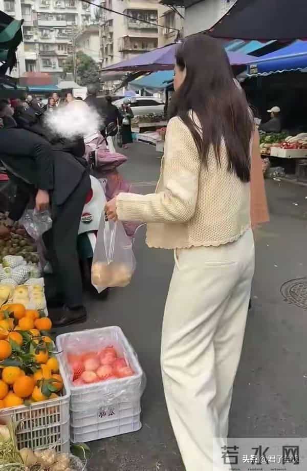 49岁曾黎在菜市场买地瓜她打扮中性 皮肤又白又嫩拿着地瓜连连夸赞