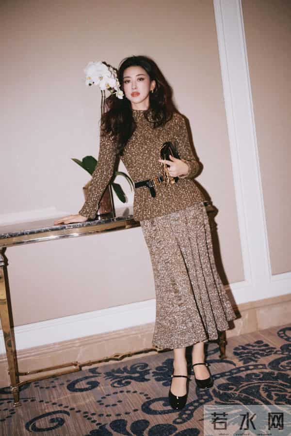 朱珠的“秋日贵气风”太美了，金棕针织配黑腰带，贵气到挪不开眼