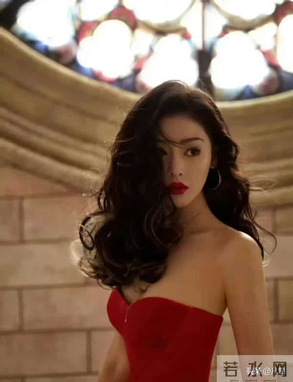 张天爱，身穿红色抹胸裙，艳压群芳