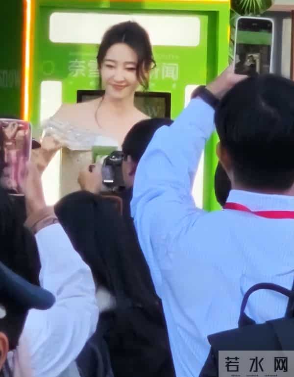 厦门红毯“见光死”，宋轶副乳尴尬，高圆圆皮松肉垮，王丽坤脸胖