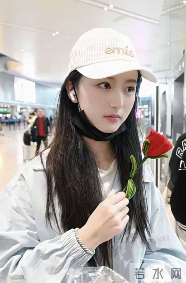 一场视觉盛宴!裴佳欣的美让人眼睛一亮