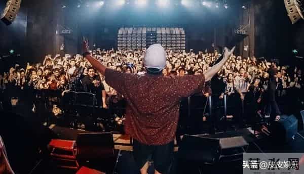 一天三个瓜！睡女粉、郑凯和68岁大姐演姐弟恋、岳云鹏欠税