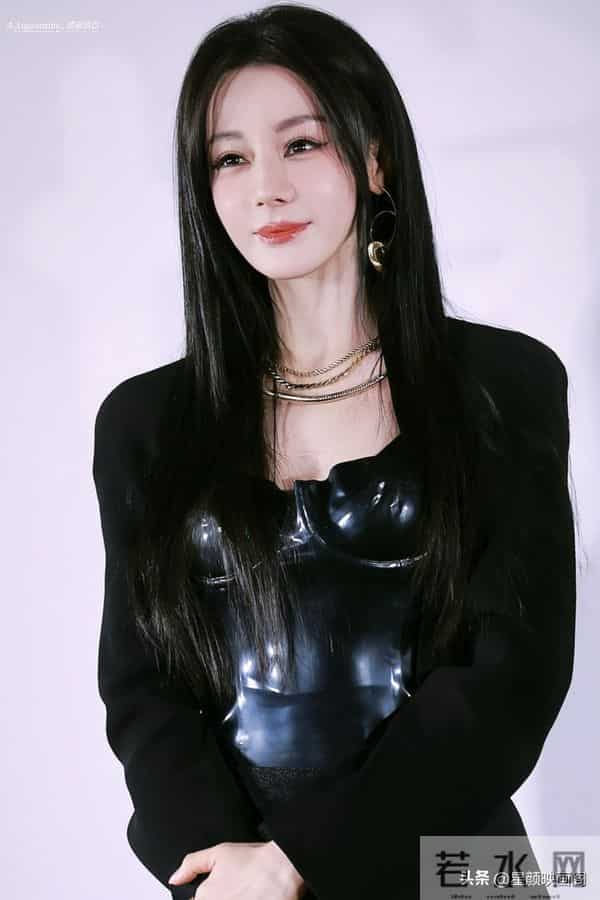 热巴皮衣小短裙真好看