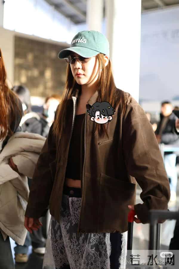 陈梦机场变秀场！穿麂皮夹克配蕾丝围帘喇叭裤，酷飒温柔切换自如