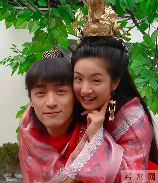 43岁林依晨武汉被偶遇，鼻大唇厚一脸男相，自曝20岁就开始写遗书