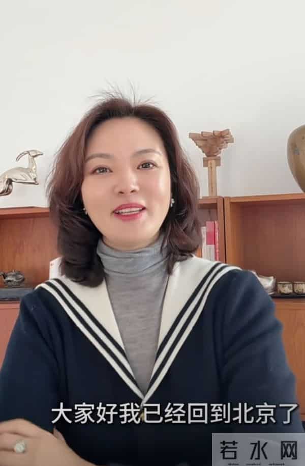 刘芳菲学院风穿搭出镜，卷发搭海军领开衫，优雅又精致