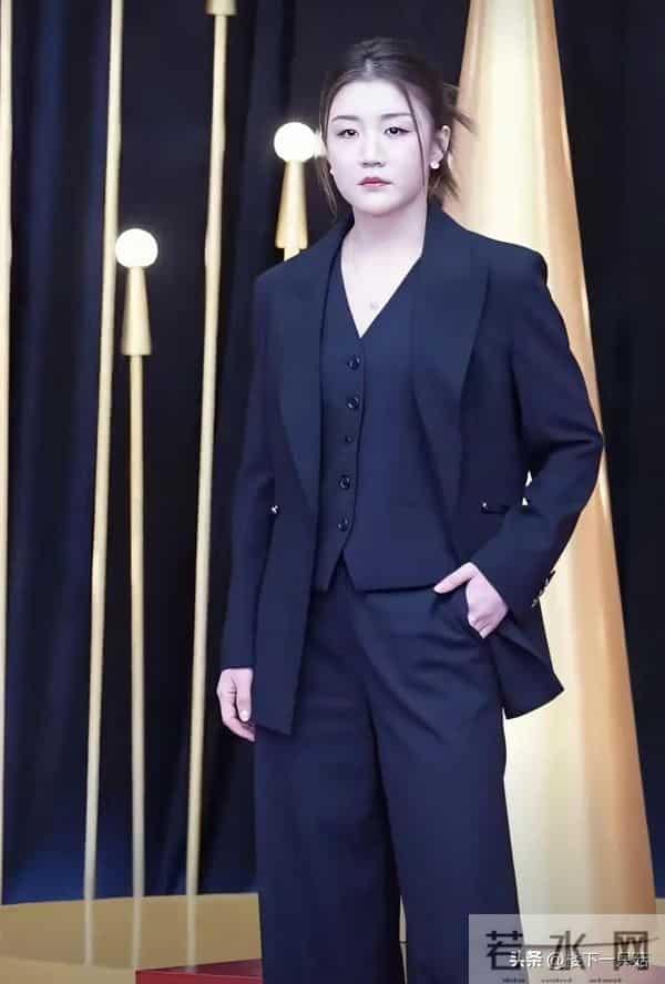 陈梦穿深V黑西装 手插裤兜走路带风 女强人既视感 不打球气场也好强