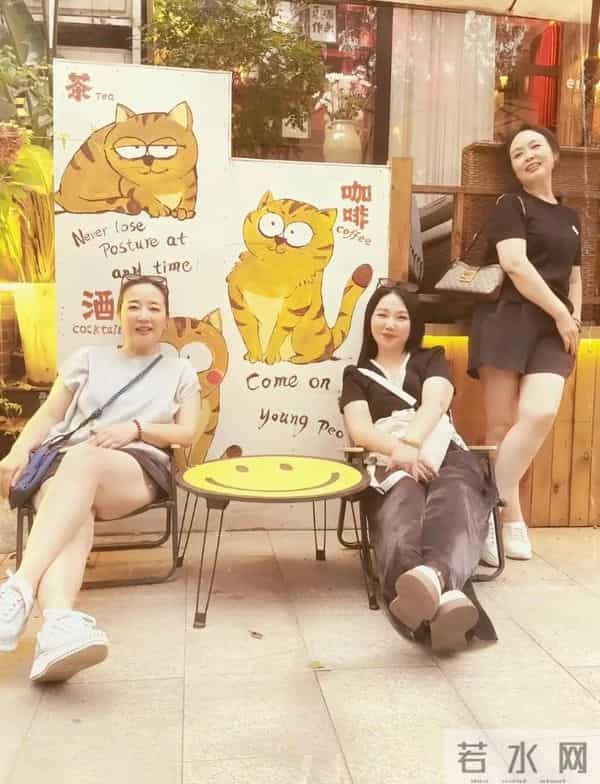 57岁陈小艺回四川老家！丸子头墨镜超显嫩，爬房顶拍照不怕摔