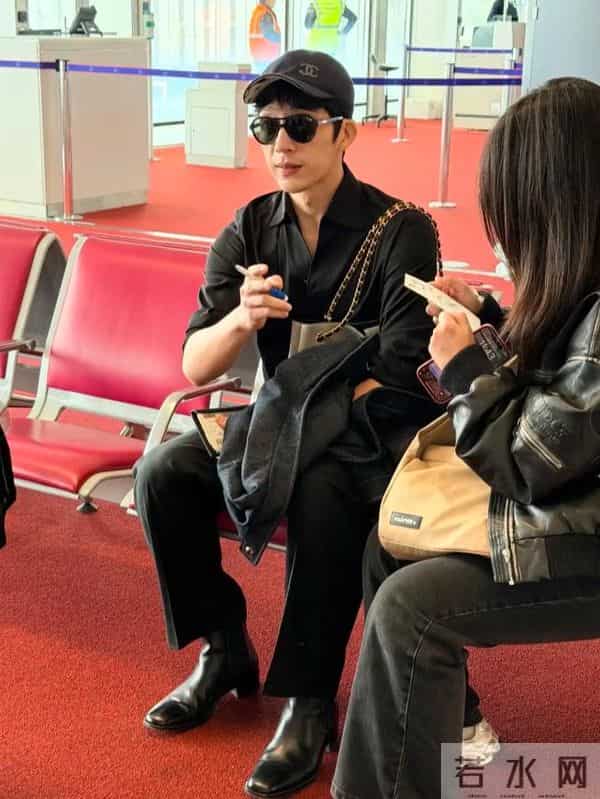 刘雯现身北京活动，深V衬衫配雨靴，扁胸扁屁股好抢眼