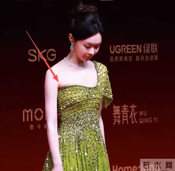 厦门红毯“见光死”，宋轶副乳尴尬，高圆圆皮松肉垮，王丽坤脸胖