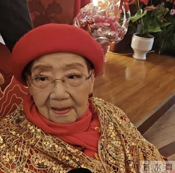 “老舅妈” 嫩娘：住老家上海，100岁仍口齿伶俐，四世同堂很幸福