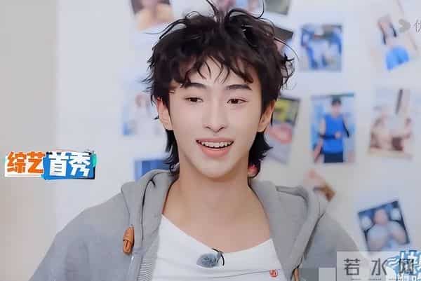 庾恩利首秀综艺，与继父秦昊像兄弟，网友称：值得，是跟对了的人