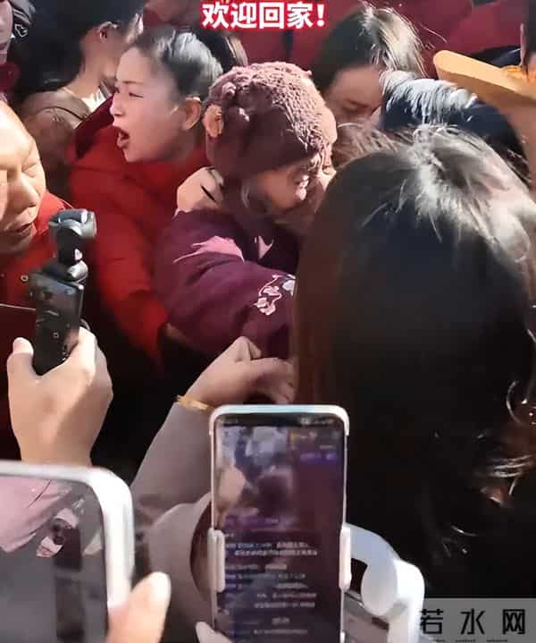 梁志辉露面了！五官随妈妈长相神似弟弟，80岁奶奶挤进人群送红包