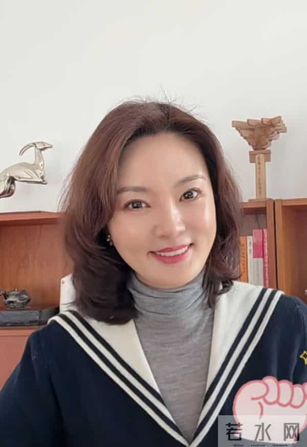 刘芳菲学院风穿搭出镜，卷发搭海军领开衫，优雅又精致