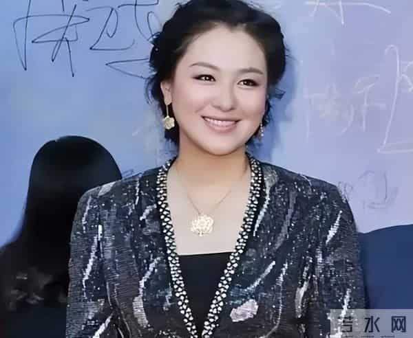 49岁的容颜是岁月留下来的风韵，果然有的人年纪越大越漂亮