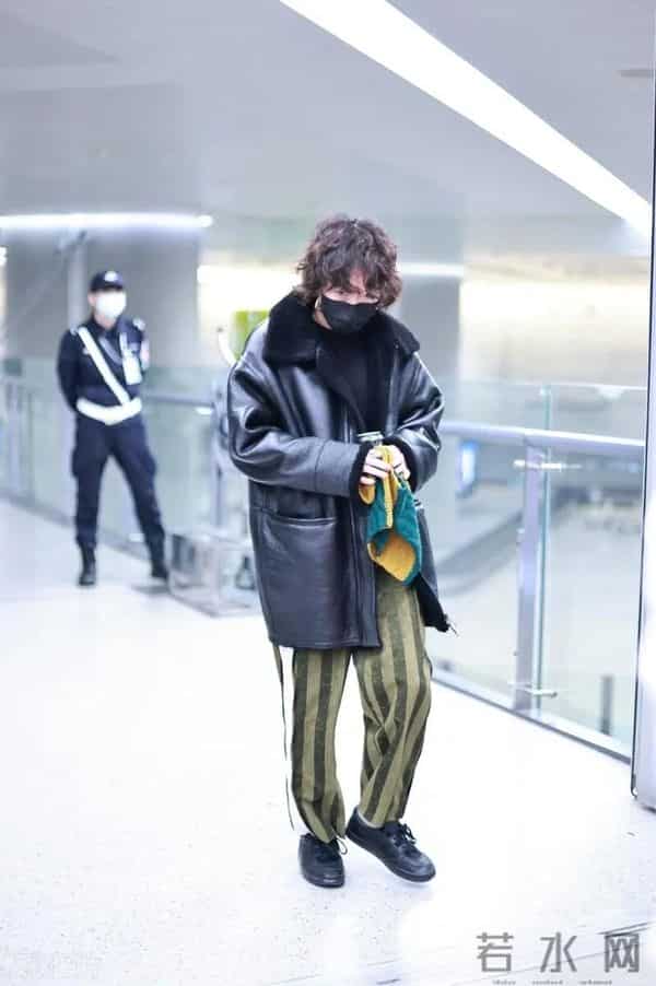 窦靖童穿皮毛外套烫卷发！个性潇洒，气质越来越像王菲