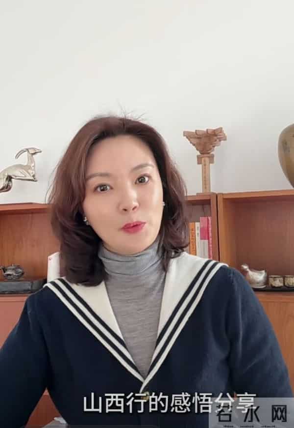 刘芳菲学院风穿搭出镜，卷发搭海军领开衫，优雅又精致