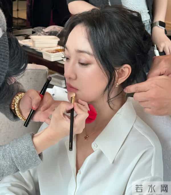 周迅化妆时的照片暴露了她的真实颜值，大眼睛的女星真的容易显老