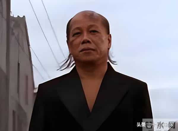 “陈真”梁小龙：定居成都当老板，77岁身手矫健，儿女双全很幸福