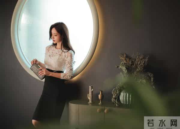 孙允珠『卷曲积云纯雪色透明花纺上衣』