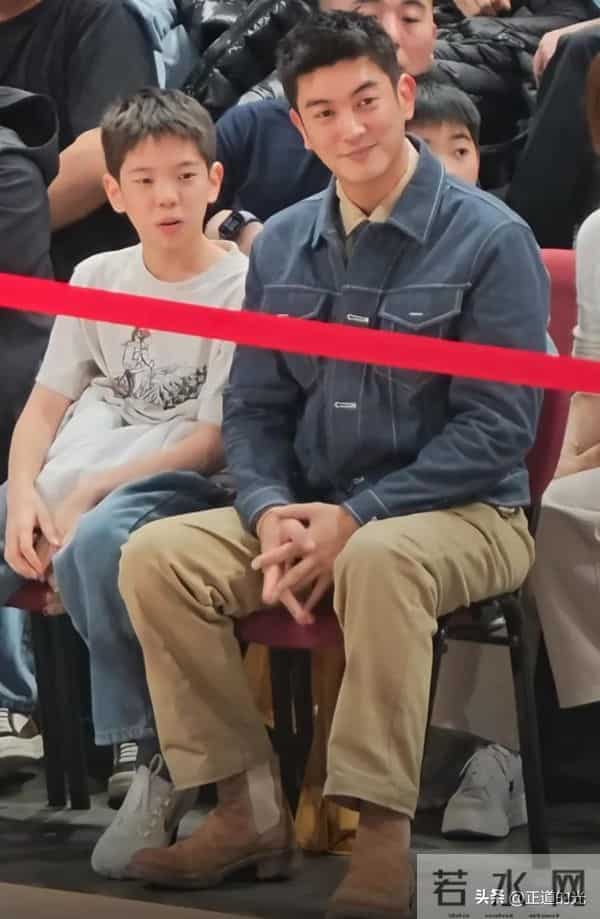 杜江带儿子看男篮比赛 嗯哼龅牙 两颊鼓像金鱼嘴 12岁身高近1米7