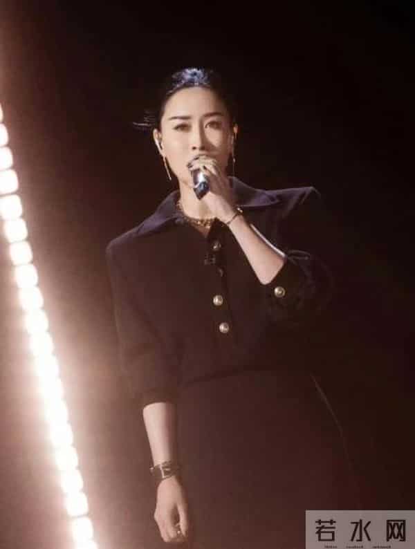 一场生日，戳穿了58岁那英的江湖地位，周深确实一个字都没说错