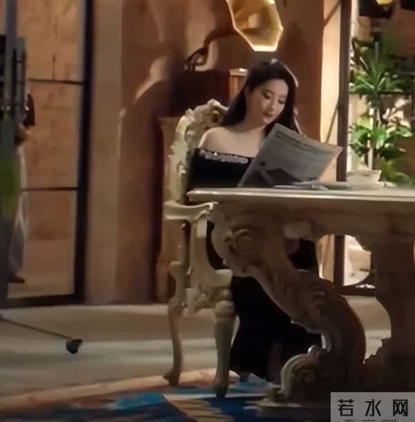 刘亦菲易烊千玺强强联手，女的脸部肉多变肿了，男的略显老气